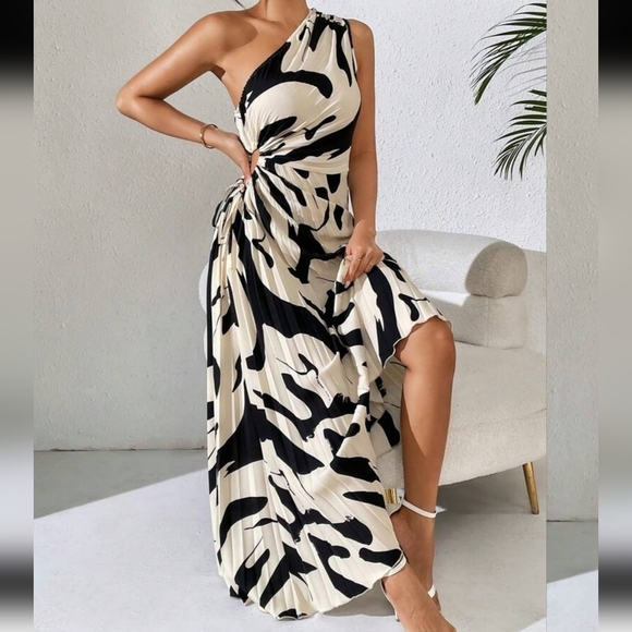 Elegant Black and Cream One-Shoulder Maxi Dress - Picture 3 of 5
